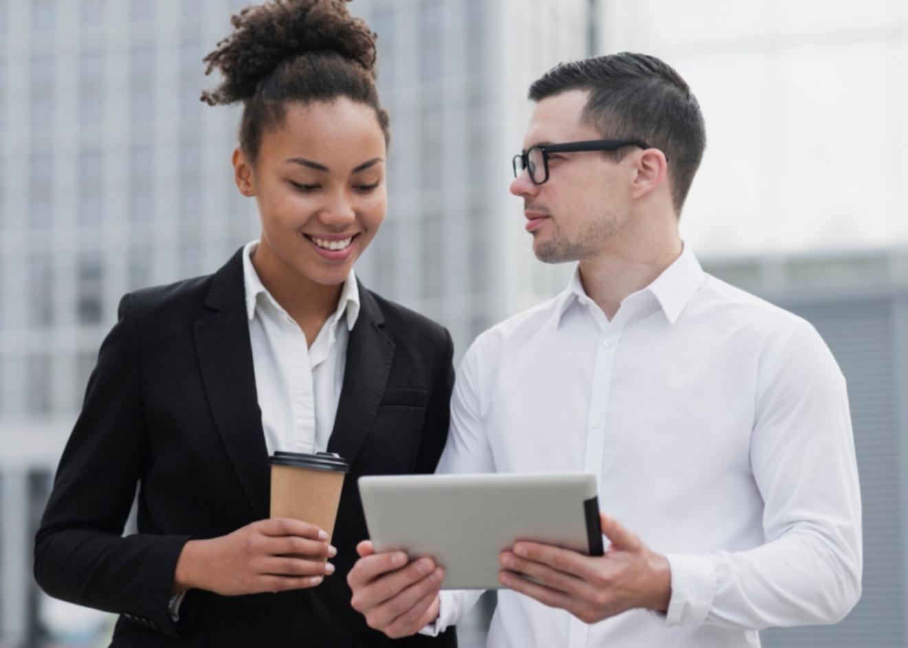 Professionelle Finanzberatung in modernem Büroumfeld