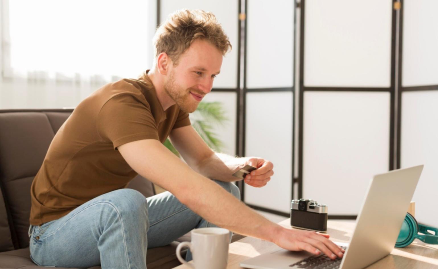 Team bei der Entwicklung digitaler Finanztools